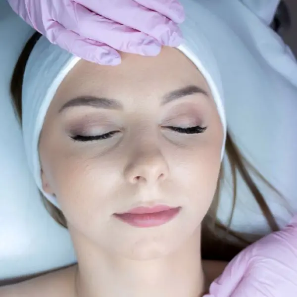 Analiza skóry podczas konsultacji kosmetologicznej Kalliste Sędziszów Małopolski