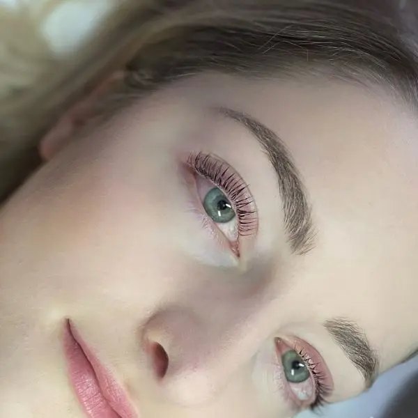 modelowanie brwi, stylizacja brwi Rzeszów, geometria brwi, salon kosmetologiczny Kalliste, profesjonalna kosmetologia, brwi Sędziszów Małopolski