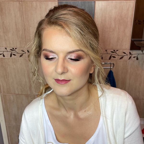 Efekt makijażu ślubnego w salonie Kalliste.