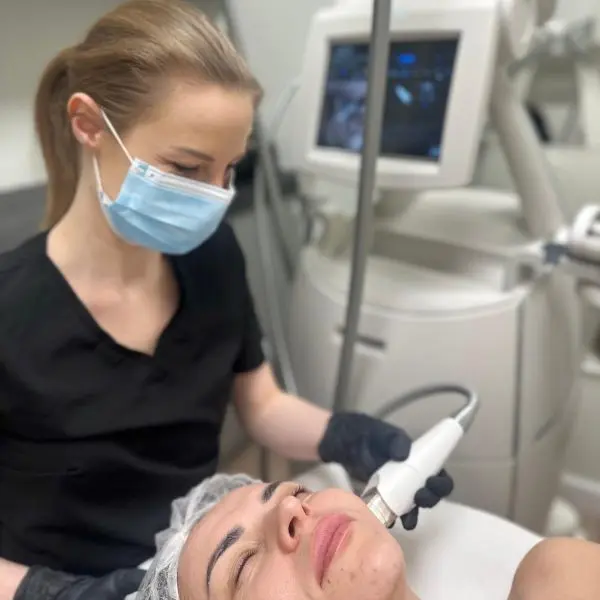 Kosmetolog przygotowujący urządzenie do nowoczesnej terapii kosmetologicznej w salonie Kalliste - Rzeszów