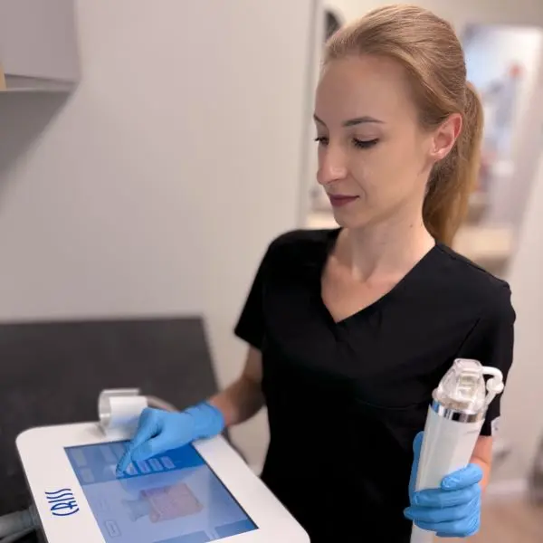 Urządzenie do RF mikroigłowej – zabieg na blizny i rozszerzone pory