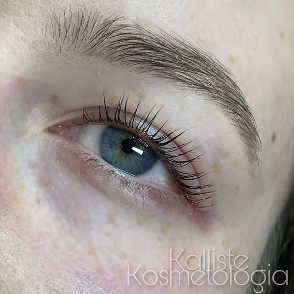 Efekt przed i po profesjonalnej stylizacji rzęs w salonie kosmetycznym w Rzeszowie