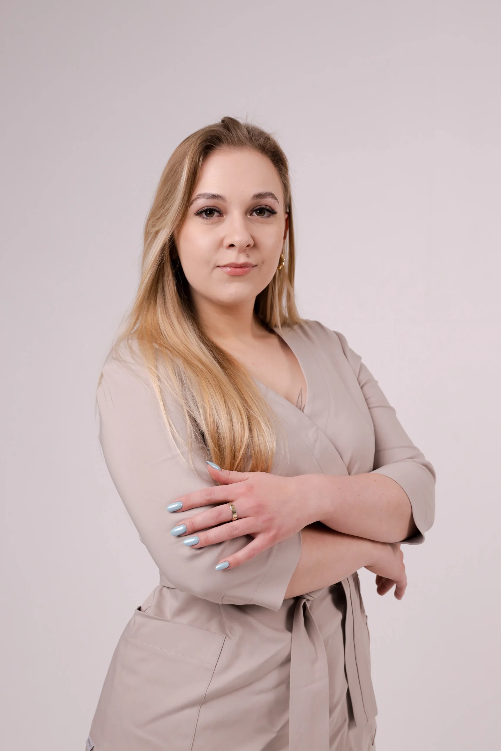 Stylistka paznokci pracjąca w salonie kosmetycznym w Sędziszowie Małopolskim