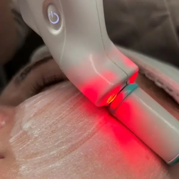 Nowoczesny zabieg na skórę twarzy wykonywany w salonie kosmetologii estetycznej w Sędziszowie Małopolskim.