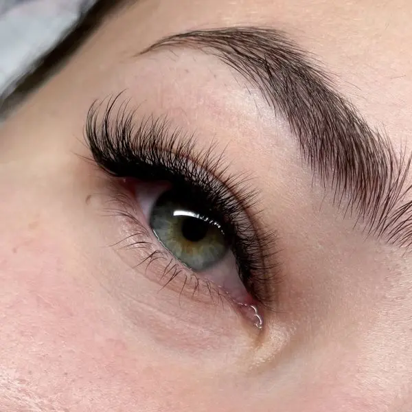 Efekt stylizacji i przedłużania rzęs w salonie kosmetycznym w Sędziszowie Małopolskim